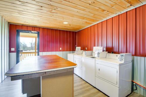 lavadero con electrodomésticos blancos y paredes rojas en Near Hiking and Biking Newport Cabin in the Smokies, en Newport