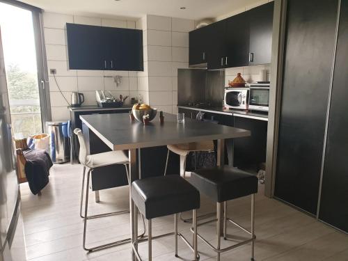 une cuisine avec une table et des chaises dans une cuisine dans l'établissement Nice apartment in Saint Germain En Laye, à Saint-Germain-en-Laye