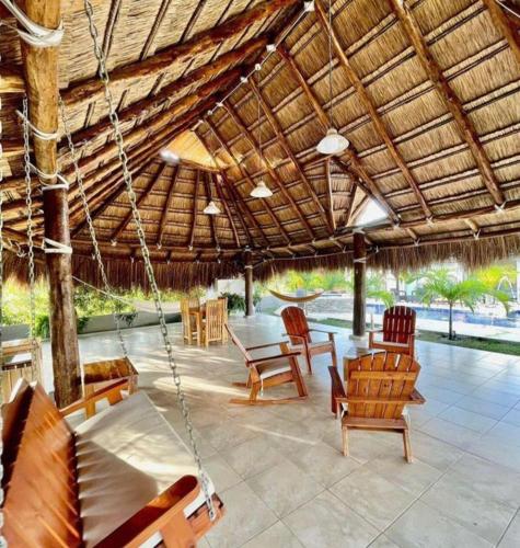 a porch with chairs and a swinging porch swing at Villa Maty Casa Campestre in Turbaco