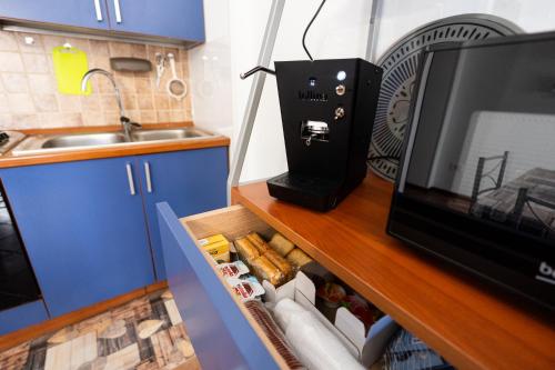 a kitchen with a sink and a counter with a tv at Materò House - Nel cuore di Alfedena in Alfedena