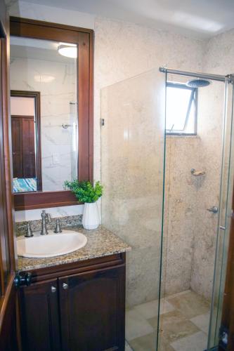 a bathroom with a sink and a shower at Apartamento VISTA AZUL RODADERO LAURELES 801 in Rodadero