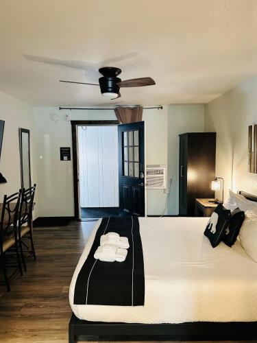 Кровать или кровати в номере The Jeffrey Hotel
