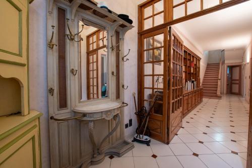 - un couloir d'une maison avec lavabo et miroir dans l'établissement La Bastide - Clim, jardin, Parking, à Arles
