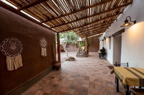 een hal van een restaurant met een houten plafond bij Hotel Boutique Watungasta in El Puesto
