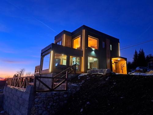 トラヴニクにあるVilla Encianの夜の丘の上に座る家