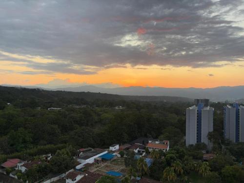 an aerial view of a city at sunset with mountains at Apartamento acogedor con vista a la naturaleza in Floridablanca