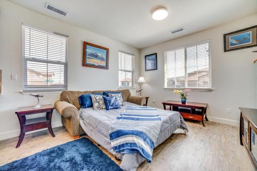 una sala de estar con una cama y un sofá en WWII Aviation-Themed Apt in Sparks Near Parks!, en Sparks