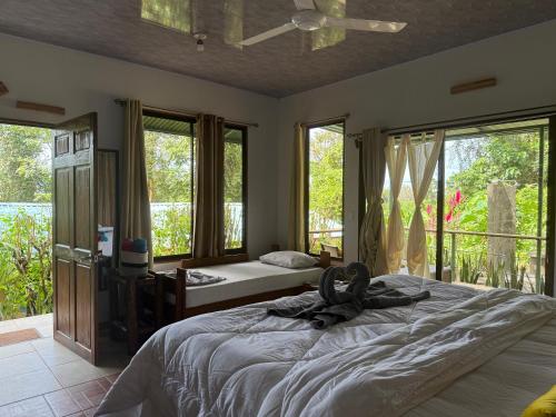 Postel nebo postele na pokoji v ubytování Susan Bungalow #3 Bahía Drake,Corcovado Familia Amaya