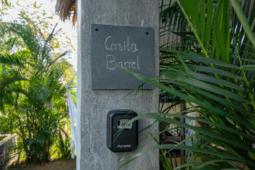 a sign that says casita garden on a wall at BarriOceano in El Paredón Buena Vista