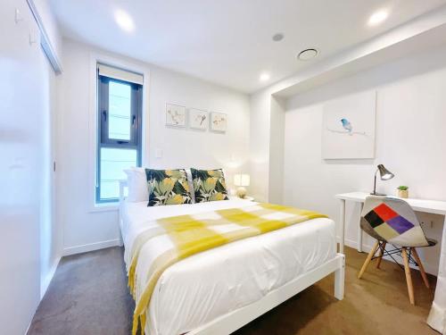 En eller flere senge i et værelse på Refreshing Central 2 Bedrooms on Queen St Living