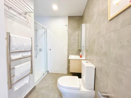 Et badeværelse på Refreshing Central 2 Bedrooms on Queen St Living