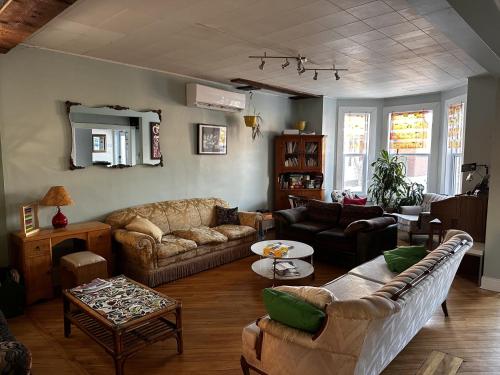 a living room with a couch and a table at Auberge du Monde in Trois-Rivières