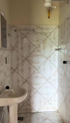 a bathroom with a sink and a shower at Kitnet Elles in Marau