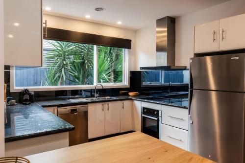 Una cocina o cocineta en Bellini Bliss with Gas Heated Pool