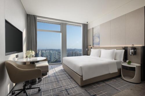 Ένα ή περισσότερα κρεβάτια σε δωμάτιο στο Crowne Plaza Jingmen by IHG