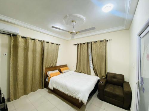 a bedroom with a bed and a chair at Danso apartment in Tokuse
