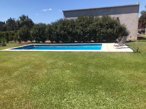 Bazén v ubytování Manos nebo v jeho okolí