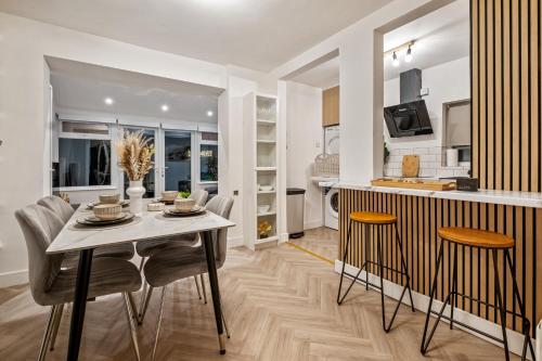 a kitchen and dining room with a table and chairs at Luxury Cozy 2 bed house hot tub family friendly business traveler family of 4 - 6 with parking close to Birmingham city centre , M6 , Aston univerity , Great Barr Birmingham in Birmingham