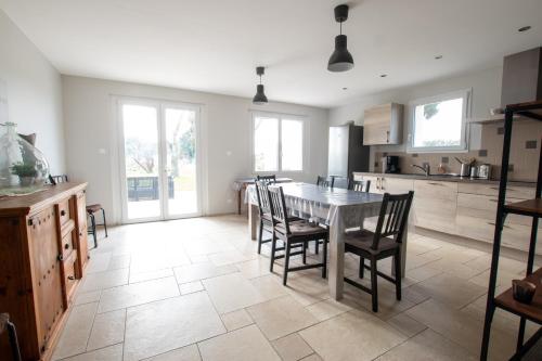 une cuisine et une salle à manger avec une table et des chaises dans l'établissement Mas des Cyprès, clim - jardin en Camargue, à Arles