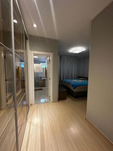 イタペマにあるApartamento Meia Praiaのベッドルーム1室(ベッド1台付)、