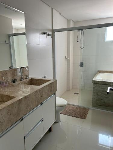 イタペマにあるApartamento Meia Praiaの洗面台、トイレ、シャワー付きのバスルーム