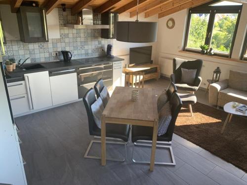 Dapur atau dapur kecil di Chalet St Lambertus Apartment A
