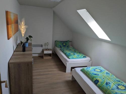 a room with two beds in a room at Huus Meta Modern retreat in Krummhörn