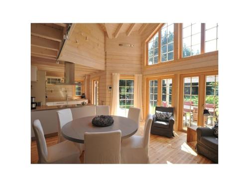 une salle à manger et une cuisine avec une table et des chaises dans l'établissement Le Sine Nomine Comfortable holiday residence, à Klingenthal