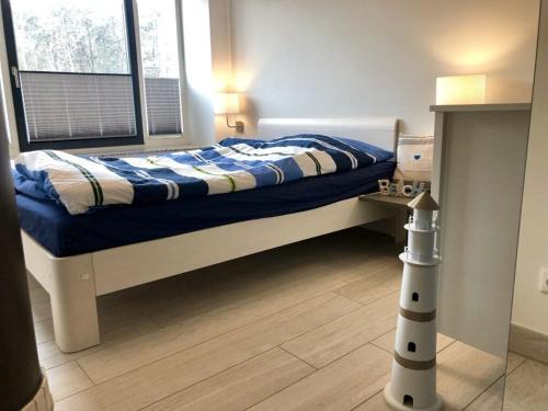 een slaapkamer met een bed en een raam bij Beach apartment Prora Captain in Prora