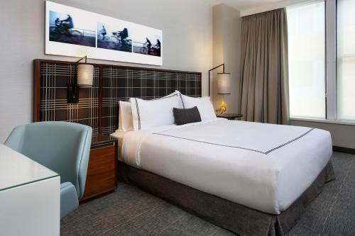 Postel nebo postele na pokoji v ubytování The Godfrey Hotel Boston
