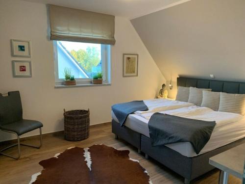 una camera da letto con un letto grande e una finestra di Haus Seeblick Modern retreat a Göhren-Lebbin