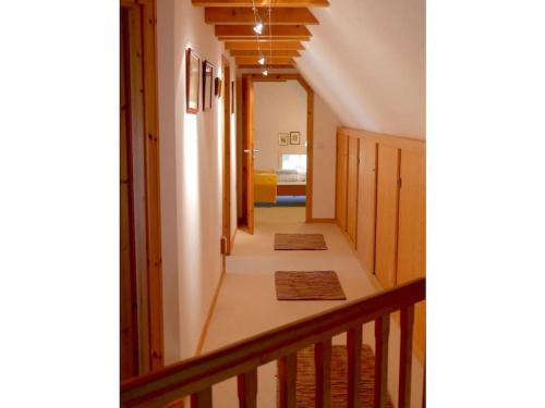 OsterheverにあるPoppenbüll thatched houseの階段のある家廊下