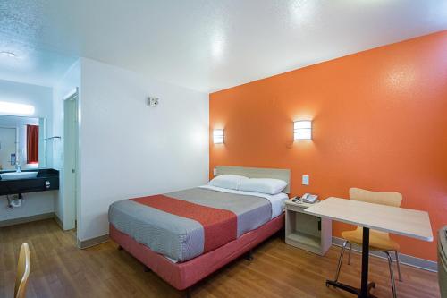 Giường trong phòng chung tại Motel 6-Mcallen, TX