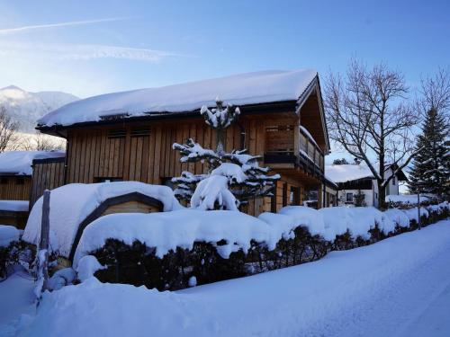 a log cabin with snow on the roof at Holzchalet Tauplitz in Tauplitz