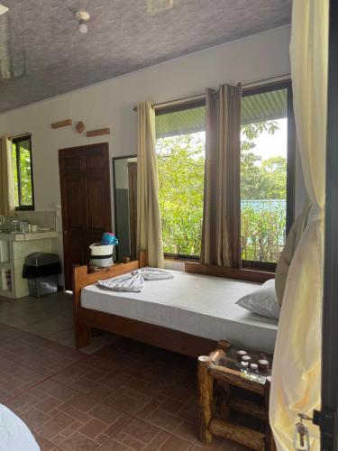 Postel nebo postele na pokoji v ubytování Susan Bungalow #3 Bahía Drake,Corcovado Familia Amaya