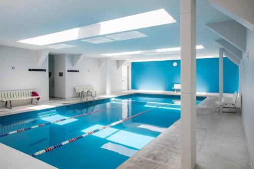 a swimming pool with blue walls and a blue ceiling at Departamento Elefante in Mexico City