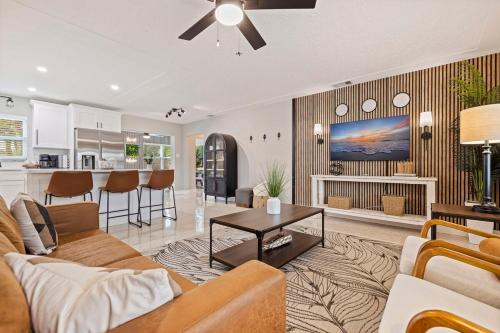 Χώρος καθιστικού στο Luxury Rustic Retreat Entire Home in Pinellas Park