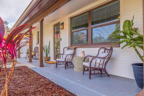 Κήπος έξω από το Luxury Rustic Retreat Entire Home in Pinellas Park