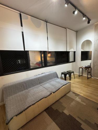 a bedroom with a large bed in a room at Kitnet 1109 in São Vicente