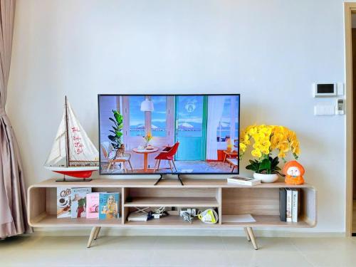 TV a/nebo společenská místnost v ubytování The Sóng Apartment 5 Stars Vung Tau - Căn Hộ Du Lịch Biển 5 Sao Vũng Tàu - MINH TOẢN's Homestay