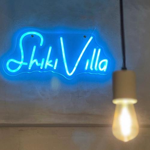 a neon sign that says kiki vita on a wall at Shiki Villa Beppu in Beppu