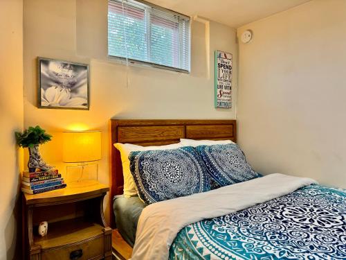 Postel nebo postele na pokoji v ubytování Cozy Private Room with Shared Bathroom on the 1st Floor - Conveniently Located near SeaTac Airport and Downtown