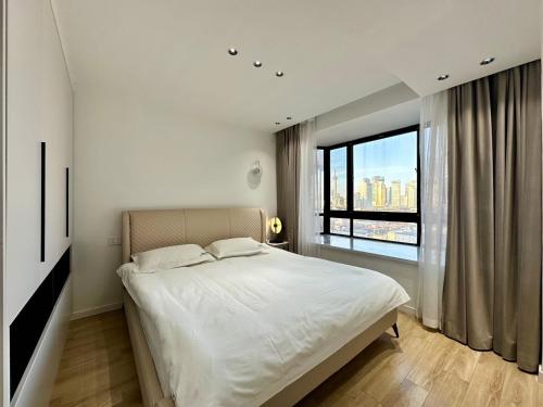 Ένα ή περισσότερα κρεβάτια σε δωμάτιο στο Eastern Hub - Bund Branch Yuyuan Garden Artistic 3bedroom with Bund View