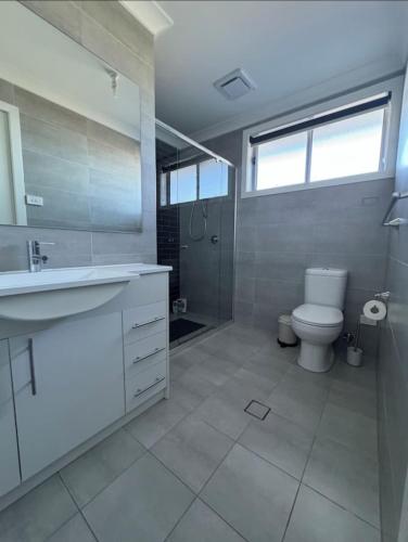 Ένα μπάνιο στο 4 Bedroom Beach Home with Water Views
