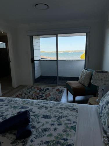Ένα ή περισσότερα κρεβάτια σε δωμάτιο στο 4 Bedroom Beach Home with Water Views