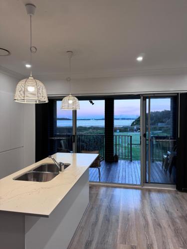 Η κουζίνα ή μικρή κουζίνα στο 4 Bedroom Beach Home with Water Views