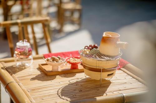 een tafel met een container met voedsel op een tafel bij Zhangjiajie Valley Love Original Ecological Hotel - Free pick-up and drop-off Service - 24-hour Self-service coffee - Ice Cubes - Outdoor viewing Platform - Self-service laundry room Dryer - Free photography service in Hotel area in Zhangjiajie