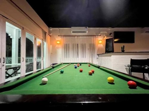 Meja biliard di GAO Deluxe Beachfront Pool House