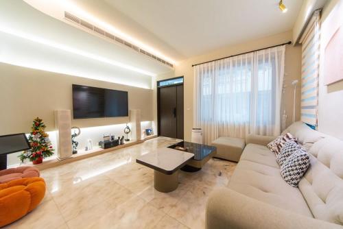 ein Wohnzimmer mit einem weißen Sofa und einem Fernseher in der Unterkunft 枕House民宿 in Yilan