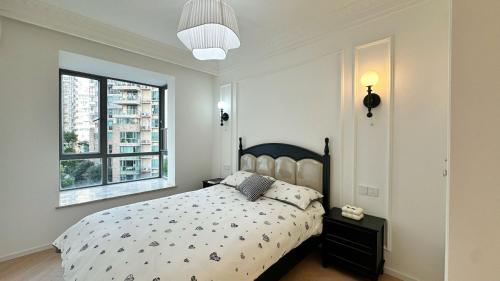 a bedroom with a bed and a large window at Eastern Hub - Bund Branch Quality Renovated Luxury 3Bedroom, Spacious Living Room Fully Equipped Haiyue Garden in Shanghai